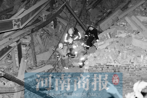 昨晚8點30分，消防員從廢墟中救出一名被埋者