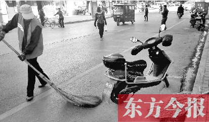 昨日，鄭州市中州大道上，穿梭于車流中上崗的環(huán)衛(wèi)工