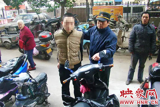 巡防隊(duì)員將盜賊控制。