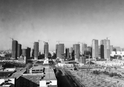 在鄭州市同一地點(diǎn)拍攝的照片，下為1月1日晴朗天氣，上為1月5日霧霾天氣。（拼接圖片）