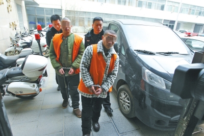 倆刑釋男子，冒充“富二代”，微信搜附近的人，專搶出入娛樂場所女性