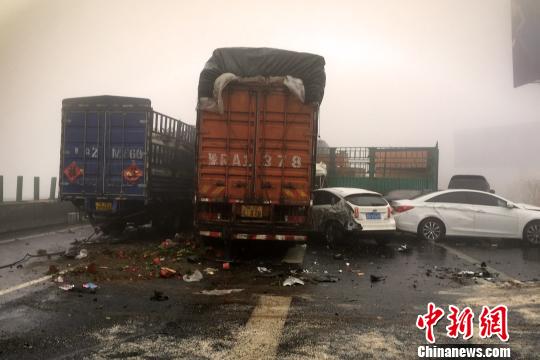 圖為21日，京港澳高速河南段21輛汽車發(fā)生連環(huán)相撞事故現(xiàn)場?！」啤z