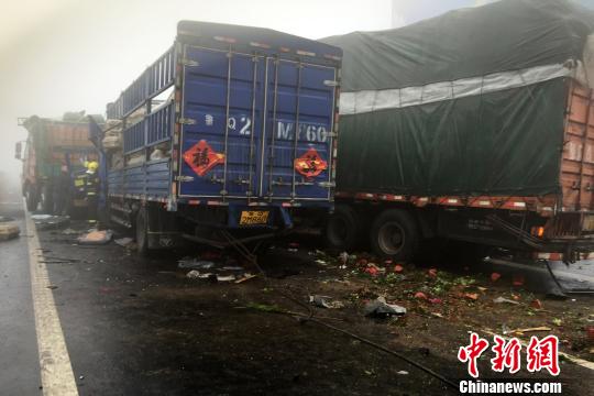 圖為21日，蘭南高速河南段車禍事故現(xiàn)場一片狼藉?！」啤z