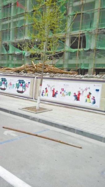 事發(fā)現(xiàn)場，奪命的鋼管還在地上。