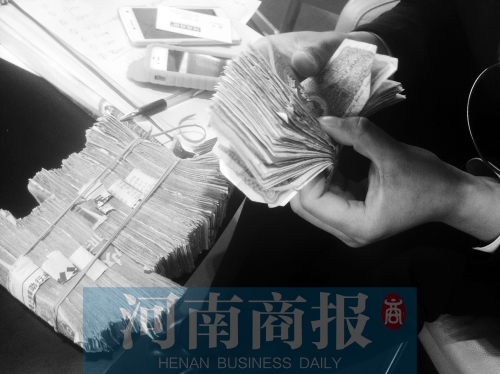 一名店員點(diǎn)了快一個小時，只點(diǎn)了一小部分零錢