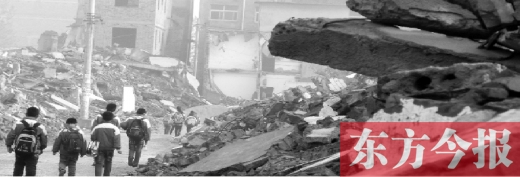 拆遷堵路 孩子上學(xué)都有規(guī)定動作 拆遷堵路 孩子上學(xué)都有規(guī)定動作