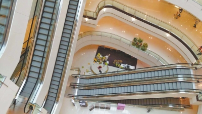 記者趕到現(xiàn)場時看到，墜樓女子面部朝下，上身穿粉紅色長袖上衣，下身穿黑色長褲，腳上沒有鞋。