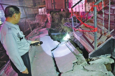 入戶步梯整個(gè)與地面斷開(kāi)有20多厘米