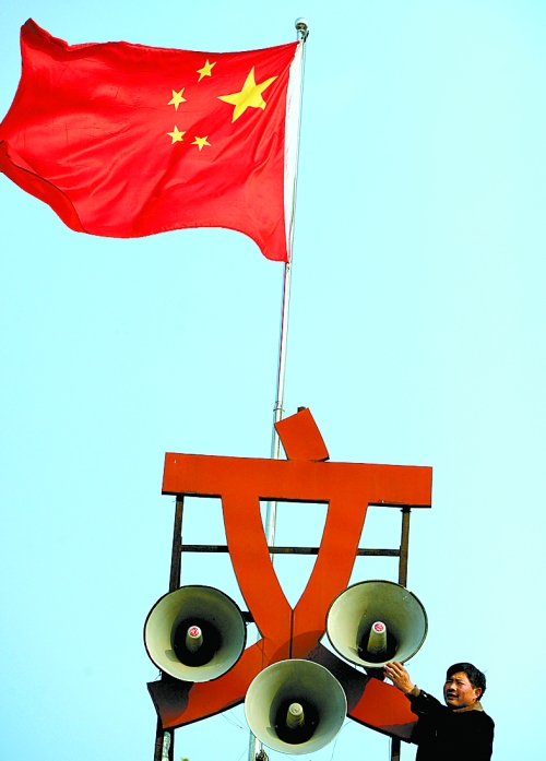 11月15日，新蔡縣磚店鎮(zhèn)黨員劉新峰在村口架起三個大喇叭，向群眾及時宣傳十八大精神。