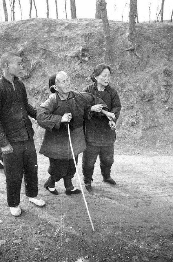 災民，看到左側年輕人的白鞋，應該是剛死去親人