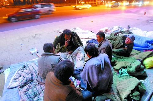 寒風(fēng)里，他們以打牌來打發(fā)枯燥的生活。