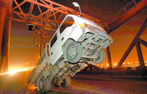 　車上升降機(jī)的工作臺被卡，車身前部高高翹起。