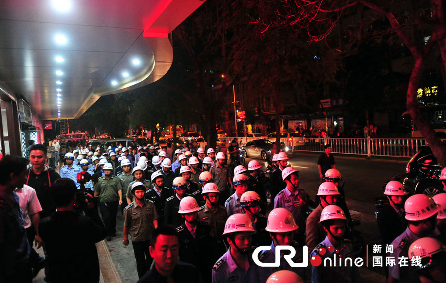 2012年12月26日晚，海南省三亞市，三亞市綜合行政執(zhí)法局河西大隊(duì)近百名城管上街執(zhí)法。