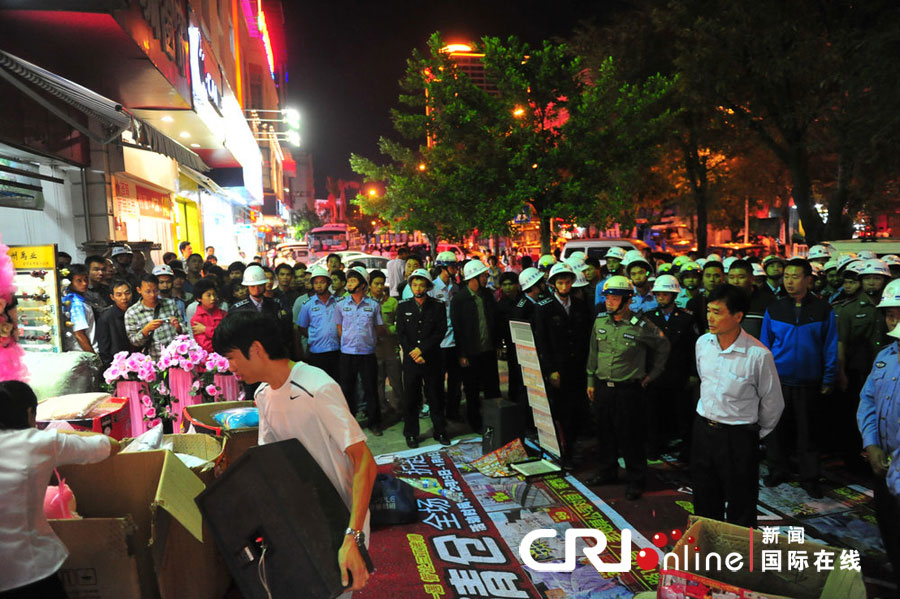 　2012年12月26日晚，海南省三亞市，三亞市綜合行政執(zhí)法局河西大隊(duì)近百名城管上街執(zhí)法。