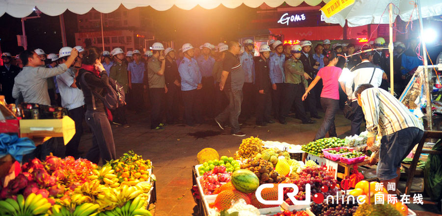 2012年12月26日晚，海南省三亞市，三亞市綜合行政執(zhí)法局河西大隊(duì)近百名城管上街執(zhí)法。