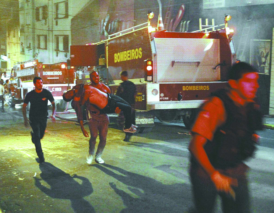 巴西夜總會大火致200多人死亡 巴西夜總會大火致200多人死亡