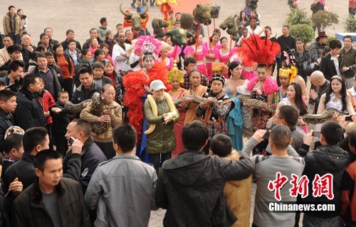蛇年在即 重慶美女舌吻大蟒蛇求沾喜氣 蛇年在即 重慶美女舌吻大蟒蛇求沾喜氣