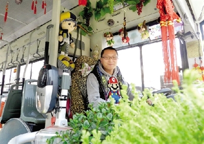 米奇、中國結(jié)、流氓兔、綠色植物、各種表情的小豬裝扮車廂