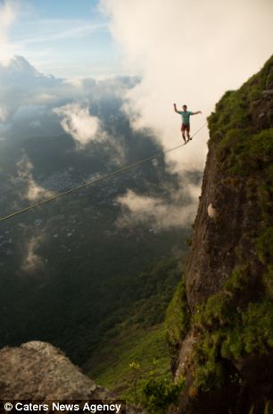 男子千米高空鋼絲上睡大覺(jué)泰然自若 男子千米高空鋼絲上睡大覺(jué)泰然自若