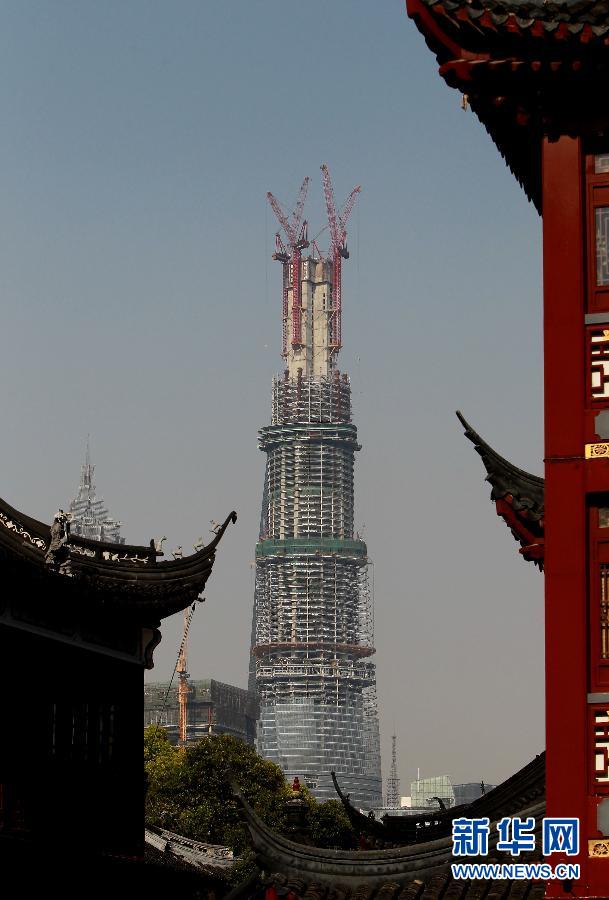 在上海豫園遠(yuǎn)眺在建的國內(nèi)第一高樓“上海中心”（4月11日攝）。