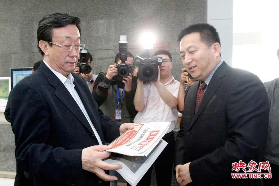 東方今報(bào)報(bào)社社長(zhǎng)趙國(guó)平向河南省委書(shū)記、省人大常委會(huì)主任郭庚茂匯報(bào)東方今報(bào)的內(nèi)容、發(fā)行等情況 東方今報(bào)