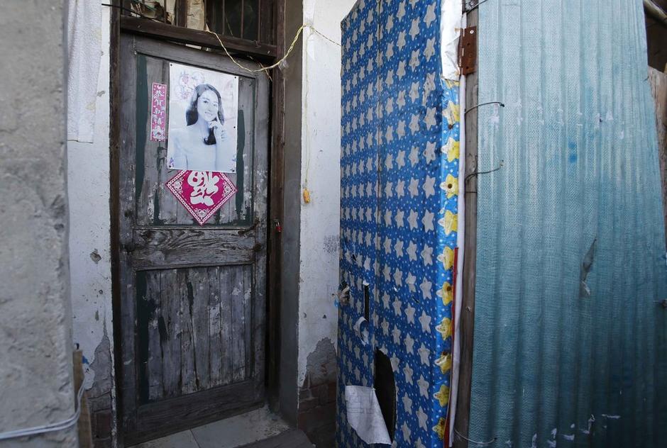 36歲的河南信陽打工者陳小龍在這里租了一間屋子住，2012年底開始，他偷偷在出租屋里挖地窖。