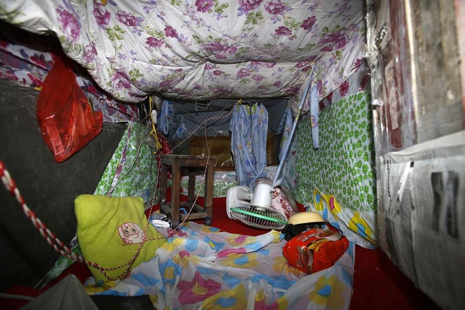 今年地窖挖成。6月12日22時左右，陳小龍在嘉興市經(jīng)濟技術(shù)開發(fā)區(qū)(國際商務區(qū))玉都豪匯KTV門口，以拉客為由，將18歲安徽女孩郭某，用三輪電動車載到僻靜處，以水果刀、電棍威脅，將她雙手雙腳綁住，嘴巴封住。強行帶到出租屋地窖內(nèi)，用鎖鏈鎖住。期間，陳小龍多次強奸女孩。