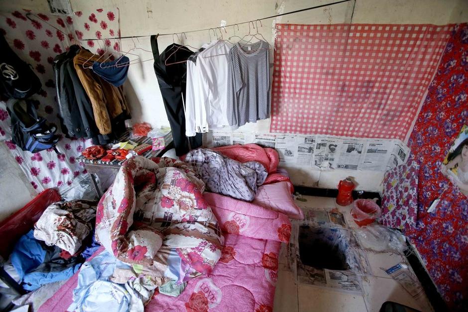 女孩利用隨身攜帶的指甲刀，一點點將身上鎖鏈磨斷，6月23日，她掙脫鎖鏈，跑到氣窗大喊救命，周圍居民聞聲報警，女孩11天的地獄經(jīng)歷才告結(jié)束。