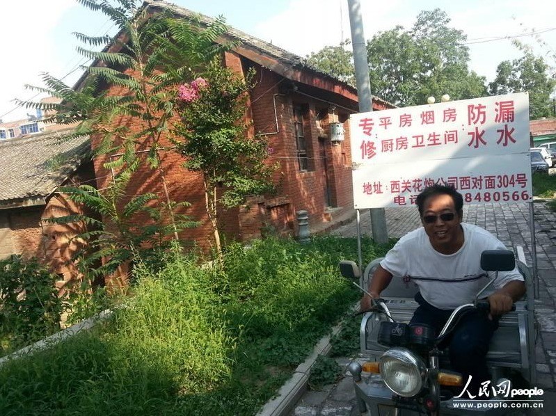 圖為縣委大院依然沒有配備專職保安，群眾可以隨意進(jìn)入。圖片來源：人民網(wǎng)