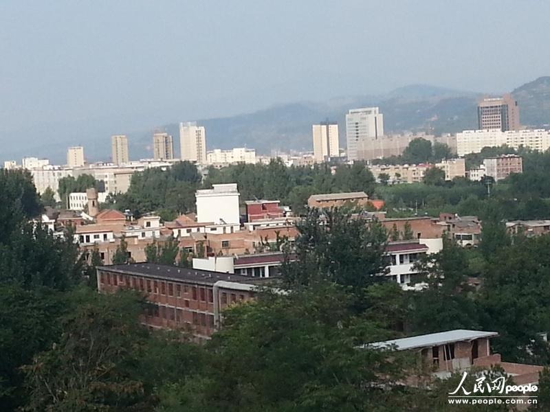 圖為盧氏縣委的土坯辦公房在高樓林立的縣城很不起眼。圖片來源：人民網(wǎng)