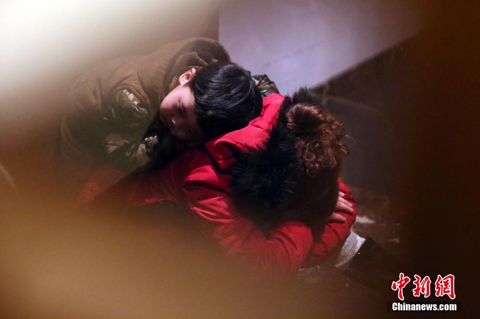 馬總理宣布MH370墜毀 在京乘客家屬泣不成聲 馬總理宣布MH370墜毀 在京乘客家屬泣不成聲