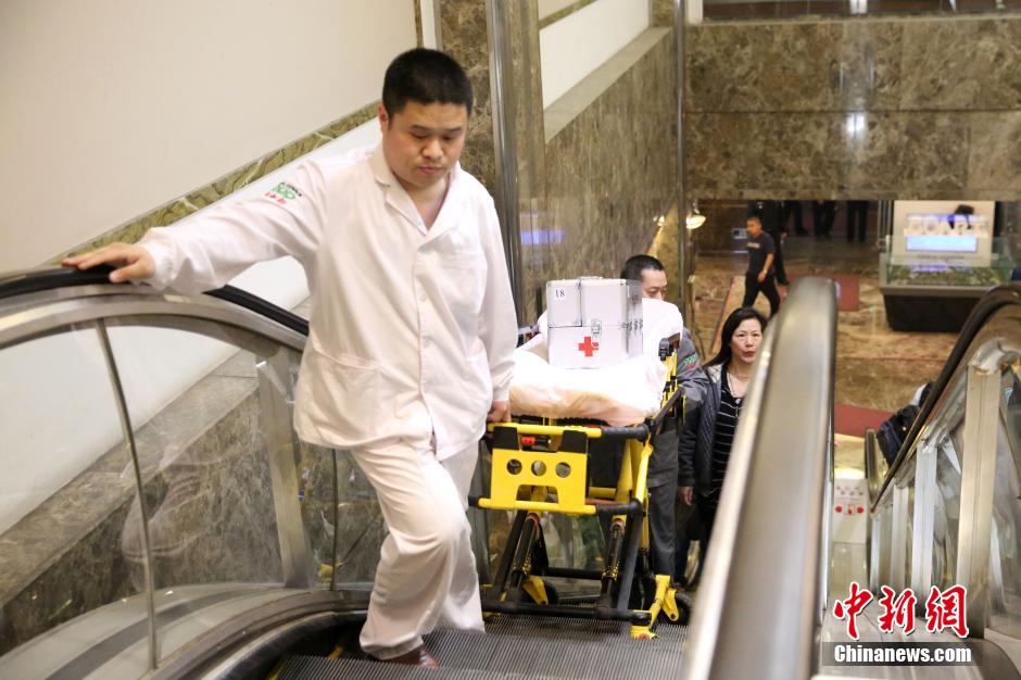 馬總理宣布MH370墜毀 在京乘客家屬泣不成聲 馬總理宣布MH370墜毀 在京乘客家屬泣不成聲