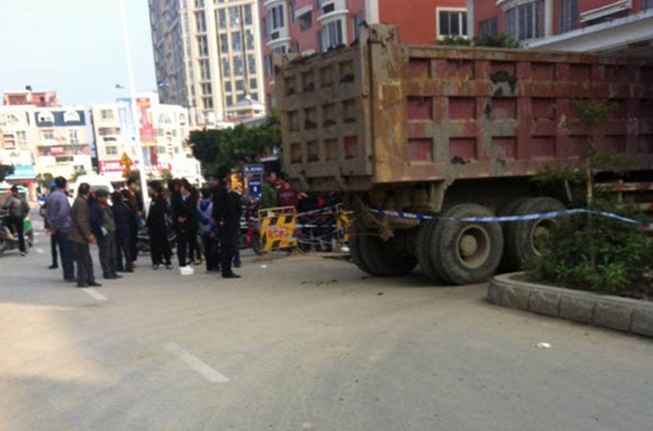 一家四口全被卷渣土車(chē)