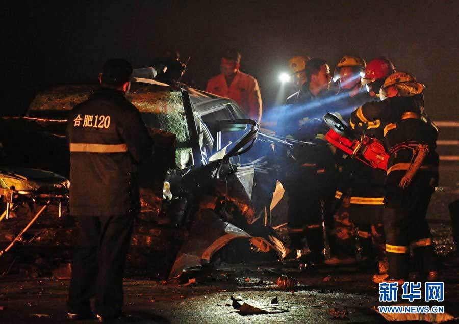 2013年1月9日，合肥，事故現(xiàn)場(chǎng)，兩輛受損車輛已經(jīng)全部變形