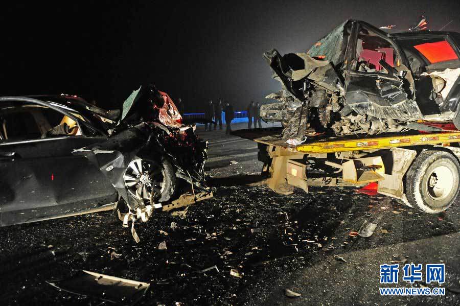 2013年1月9日，合肥，事故現(xiàn)場(chǎng)，兩輛受損車輛已經(jīng)全部變形