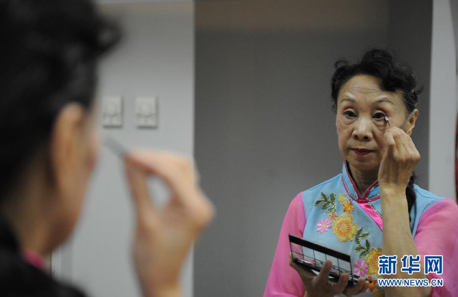 (圖片故事)(7)六旬老太舞動(dòng)足尖上的夢(mèng) (圖片故事)(7)六旬老太舞動(dòng)足尖上的夢(mèng)