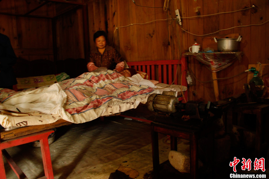 父母為癱瘓兒子自制呼吸機(jī) 手捏呼吸球5年不輟 父母為癱瘓兒子自制呼吸機(jī) 手捏呼吸球5年不輟