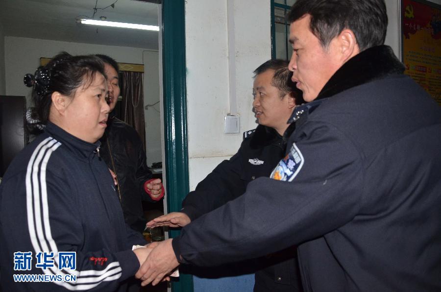 （中國網(wǎng)事·新華網(wǎng)·圖文互動）（1）務工者萬元現(xiàn)金掉入列車便池散落鐵軌 民警冒雨沿路撿回