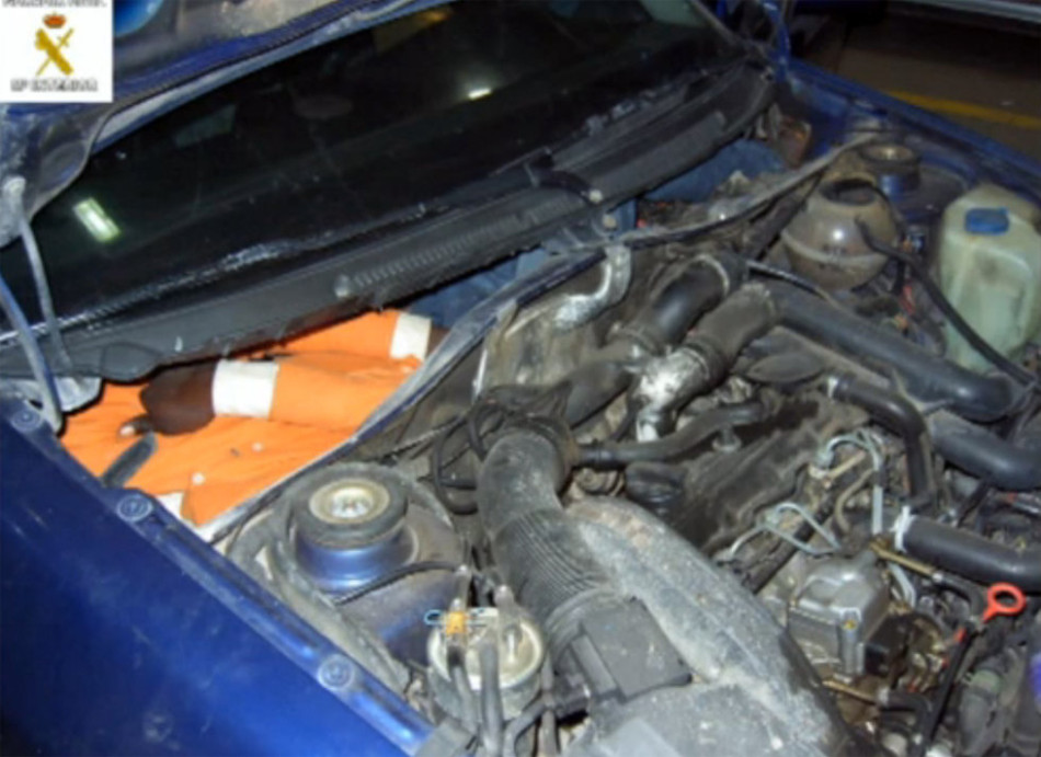 非洲男子藏汽車引擎偷渡 非洲男子藏汽車引擎偷渡