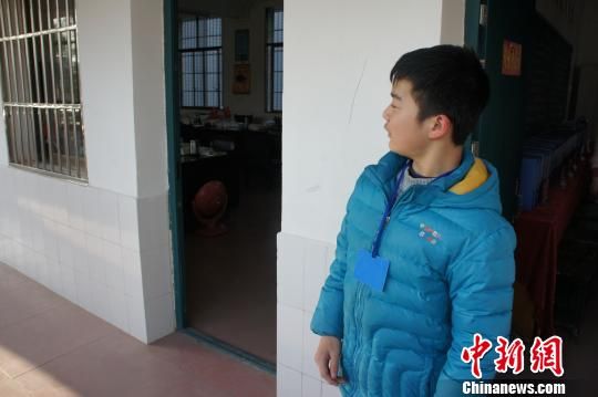 對(duì)于幾年如一日照顧他的同學(xué)余興泉，14歲的左臣心里充滿了感激。 李俊杰 攝