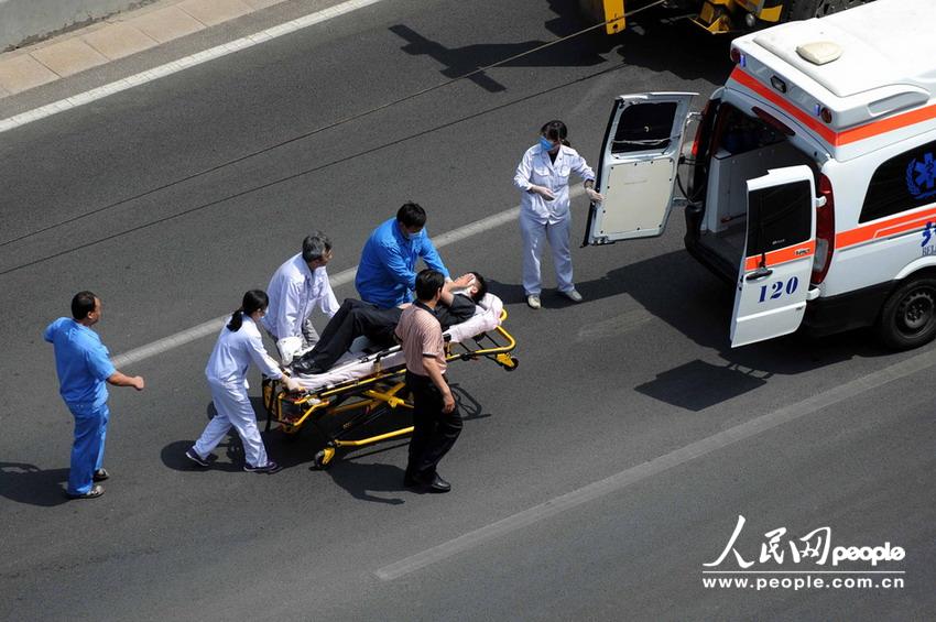 北京大客車追尾碾壓奧迪司機(jī)被困車中。