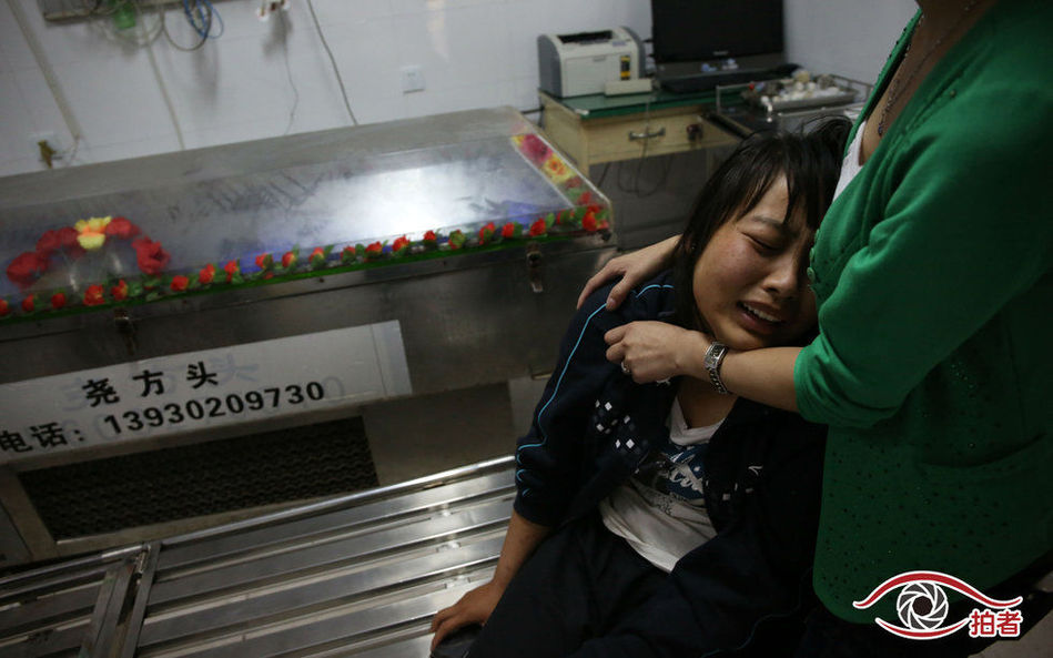 一女生高考途中墜排水溝 一女生高考途中墜排水溝