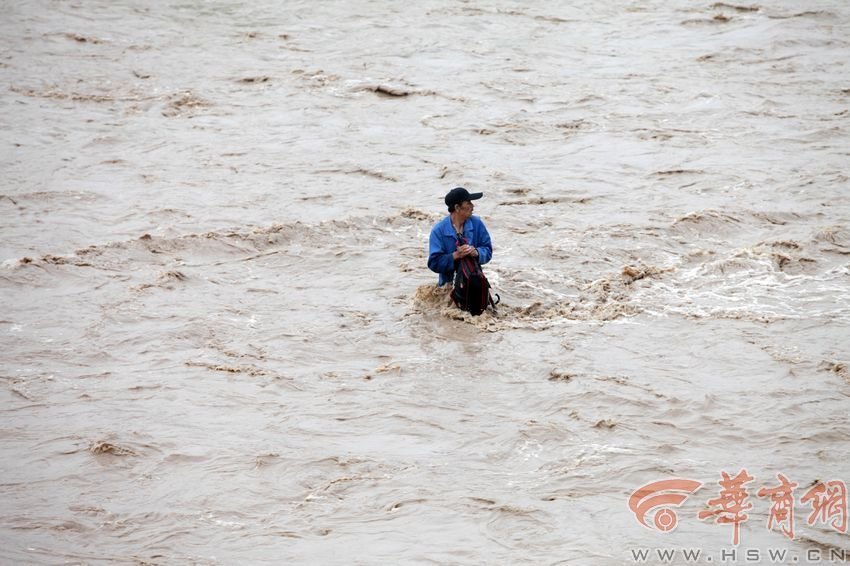 消防官兵試圖將救援的繩索扔到河中央，然而嘗試幾次都失敗。此時(shí)，河水已經(jīng)淹沒(méi)到四周，男子在一平方米的“