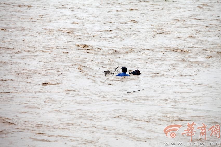 消防官兵試圖將救援的繩索扔到河中央，然而嘗試幾次都失敗。此時(shí)，河水已經(jīng)淹沒(méi)到四周，男子在一平方米的“