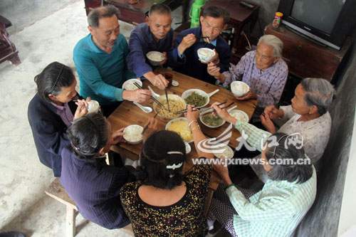 空巢老人自組大家庭養(yǎng)老 空巢老人自組大家庭養(yǎng)老