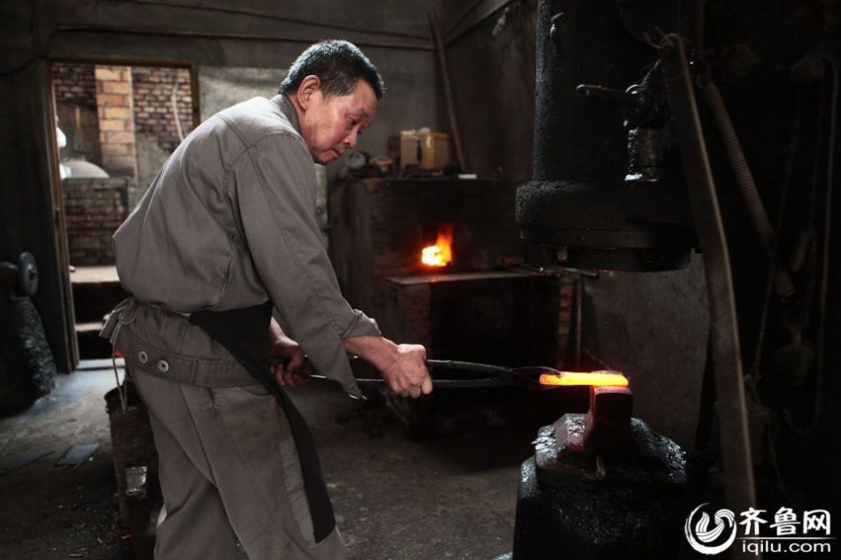 實(shí)拍最后的打鐵匠 一把手工菜刀賺六塊錢