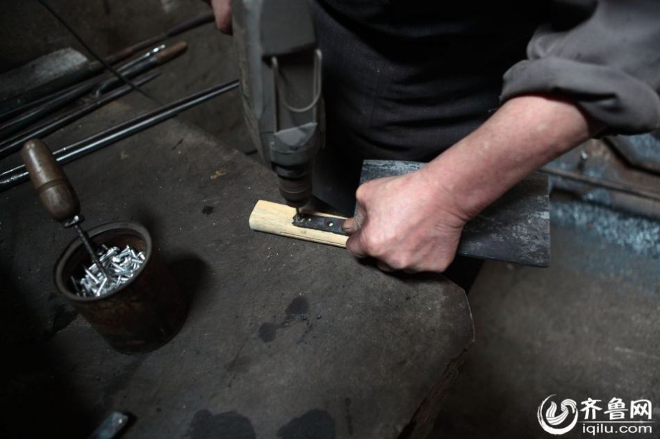 實(shí)拍最后的打鐵匠 一把手工菜刀賺六塊錢