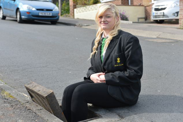 英16歲女孩撿手機被卡