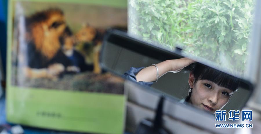 "90后"飼養(yǎng)員劉莉的“獅虎情緣” "90后"飼養(yǎng)員劉莉的“獅虎情緣”