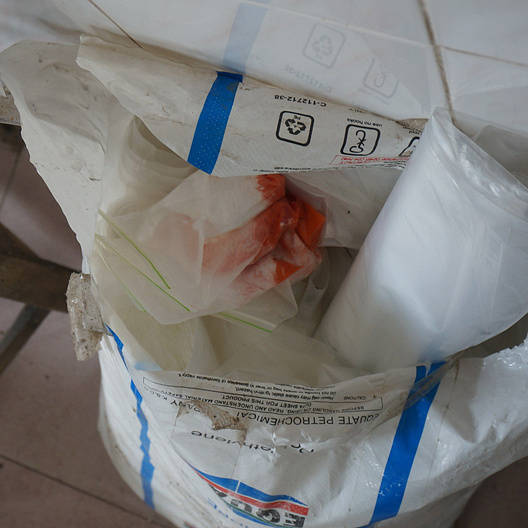 假劣“紅?！卑父嫫? title=